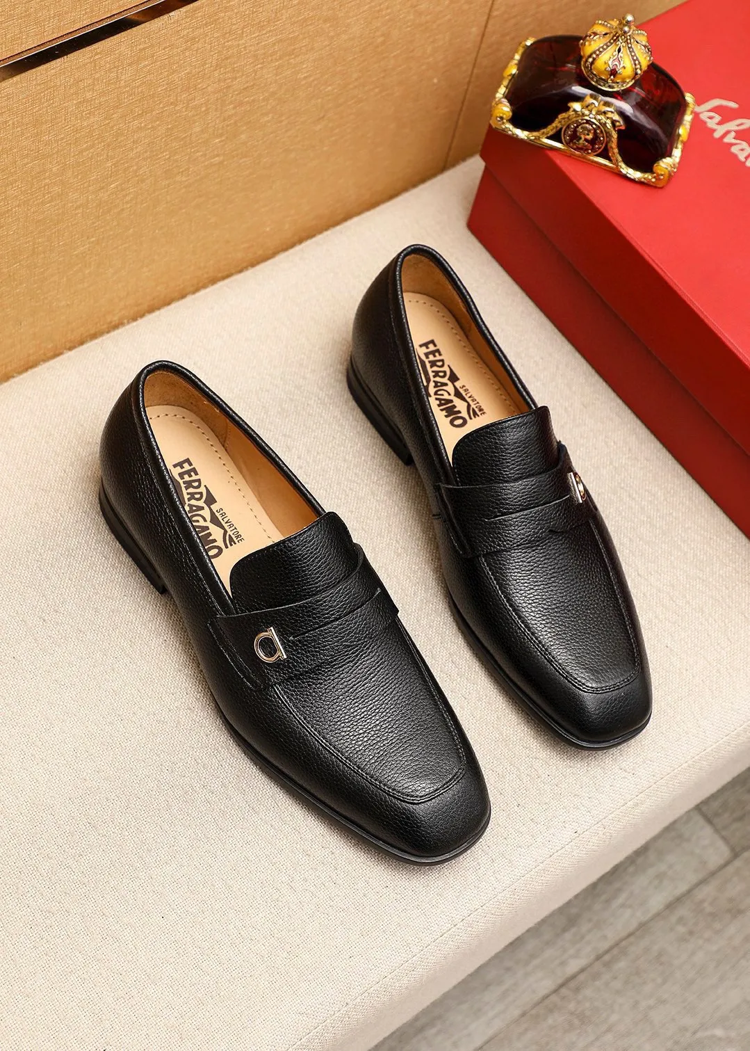Men's shoes 💰480 💐 Product trademark: Ferragamo "Ferragamo" casual leather shoes Regular size: 38-44 (45🉑️customized) Product materials: Selected imported first-layer pebbled cowhide leather upper + luxury hardware buckle, imported water-dyed cow leather lining. Strong three-dimensional visual effect, original rubber outsole Color: 3⃣️seed leather materials available